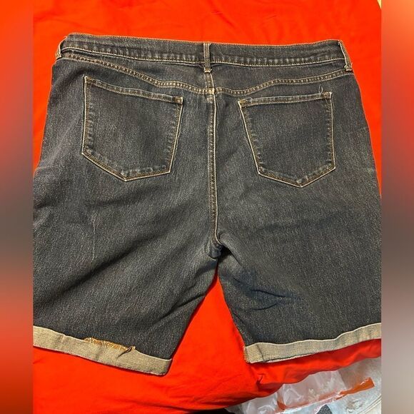 Old Navy Bermuda Shorts EUC - Picture 2 of 3